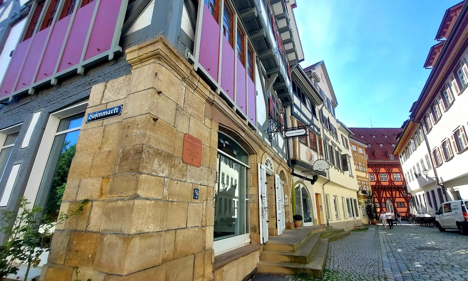 Фонтан Трогбруннен на площади Хафенмаркт в Эсслинген-на-Неккаре.