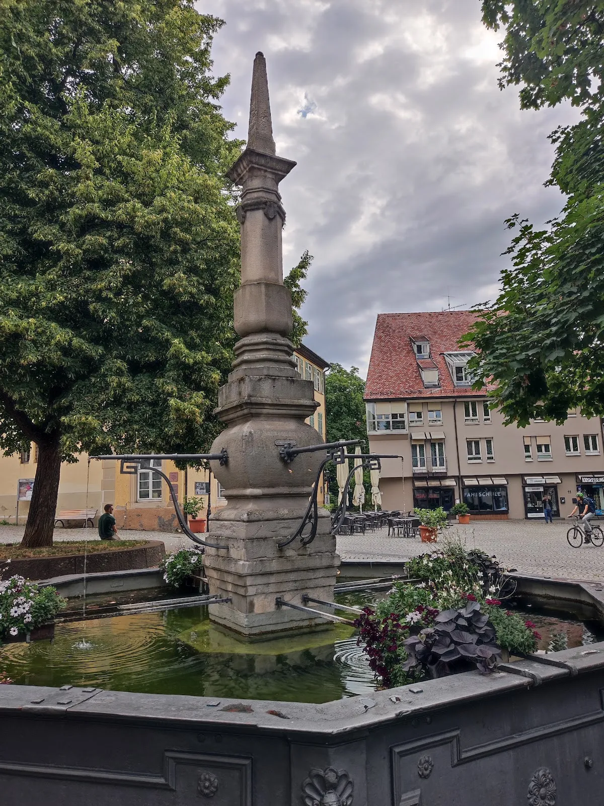 Фонтан Трогбруннен на площади Хафенмаркт в Эсслинген-на-Неккаре.