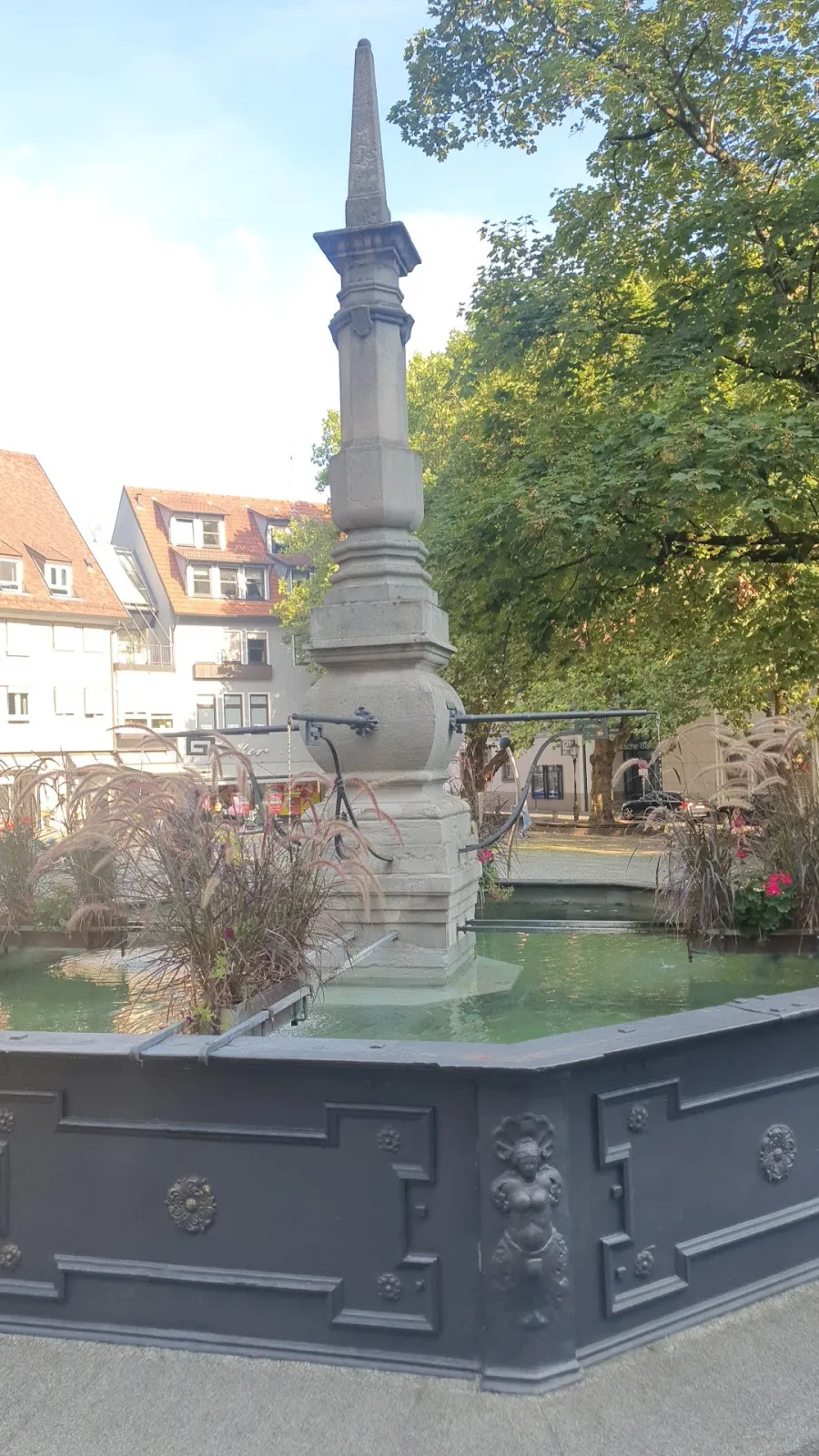 Фонтан Трогбруннен на площади Хафенмаркт в Эсслинген-на-Неккаре.