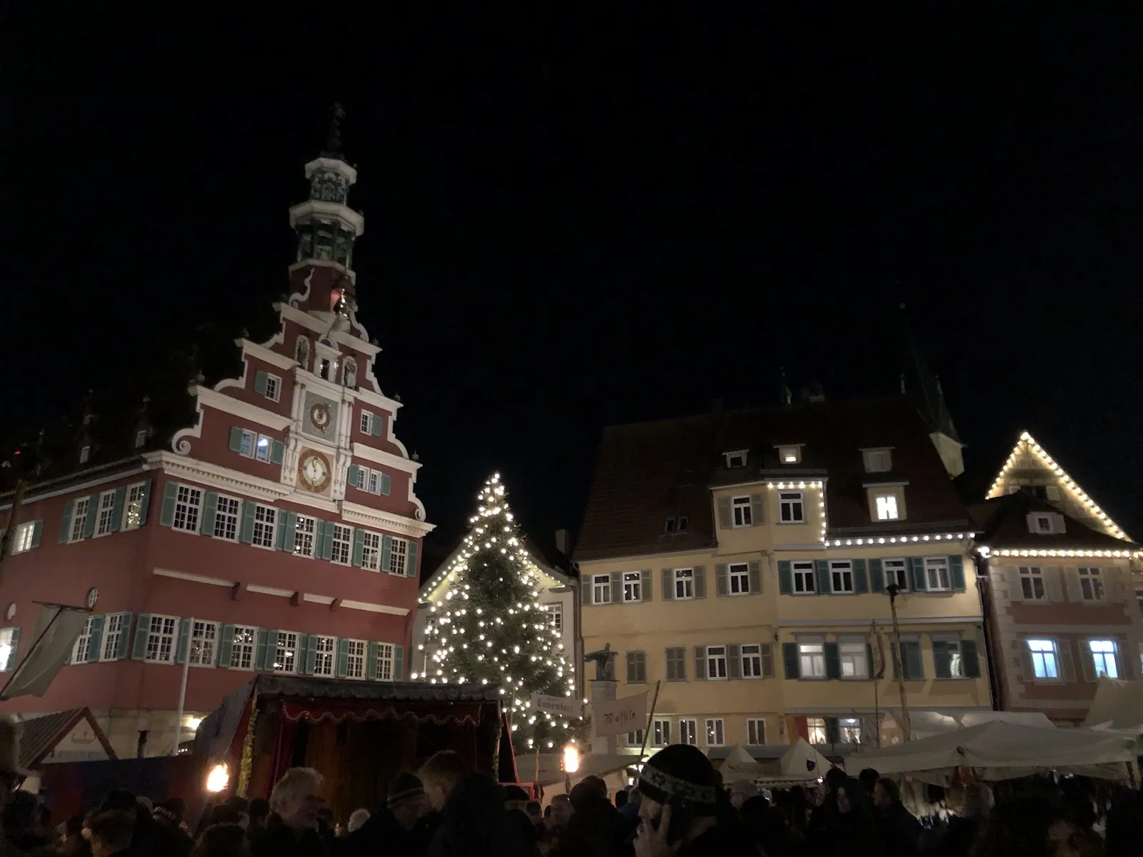 Фонтан Трогбруннен на площади Хафенмаркт в Эсслинген-на-Неккаре.