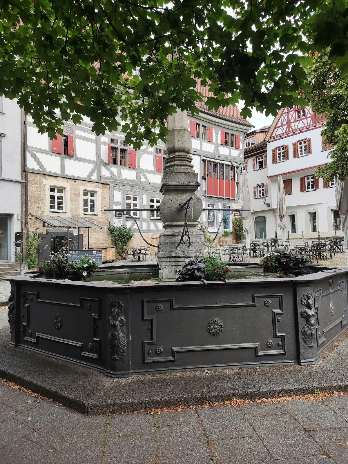 Фонтан Трогбруннен на площади Хафенмаркт в Эсслинген-на-Неккаре.