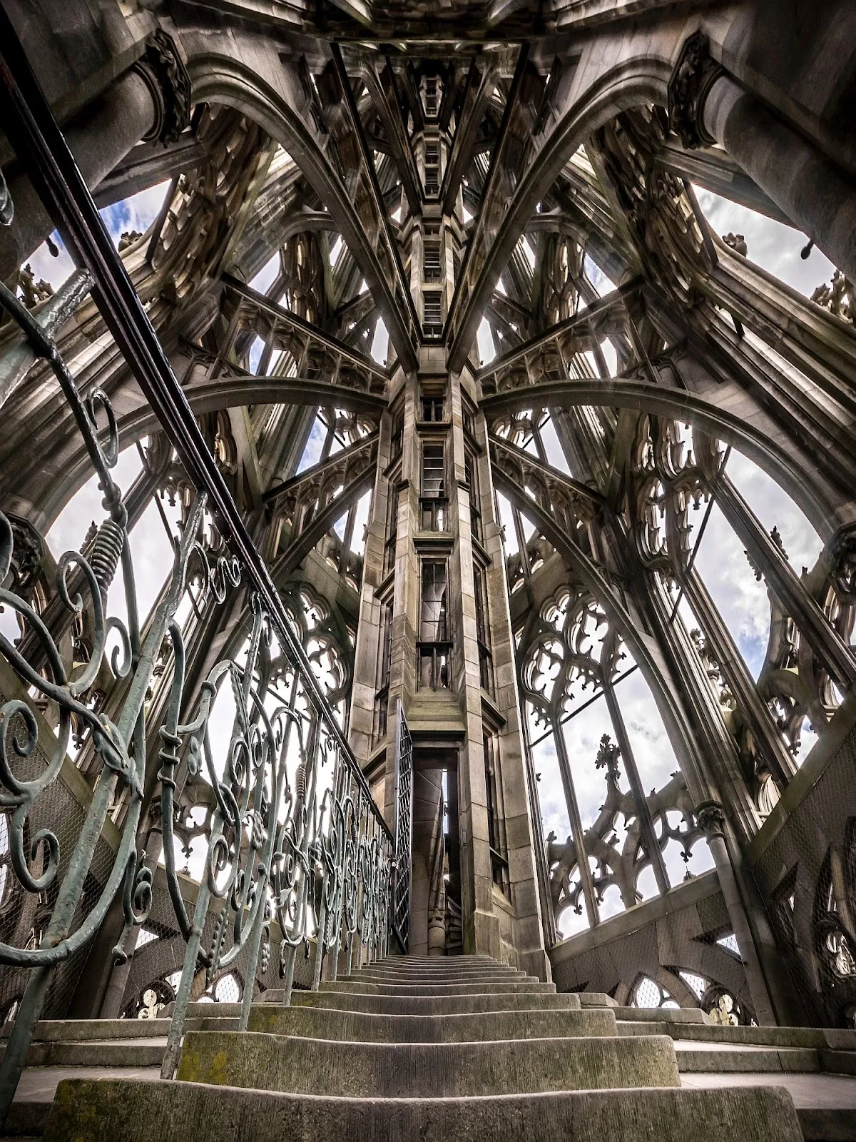 Вид на Ульмский собор с его высокой колокольней