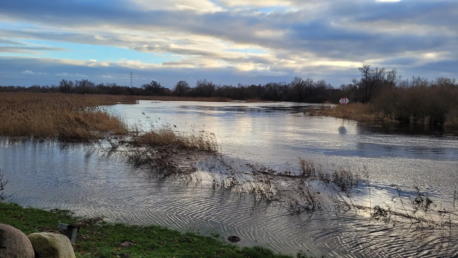 Ландшафт природного заповедника Унтере Вюмме с водоемами и растительностью