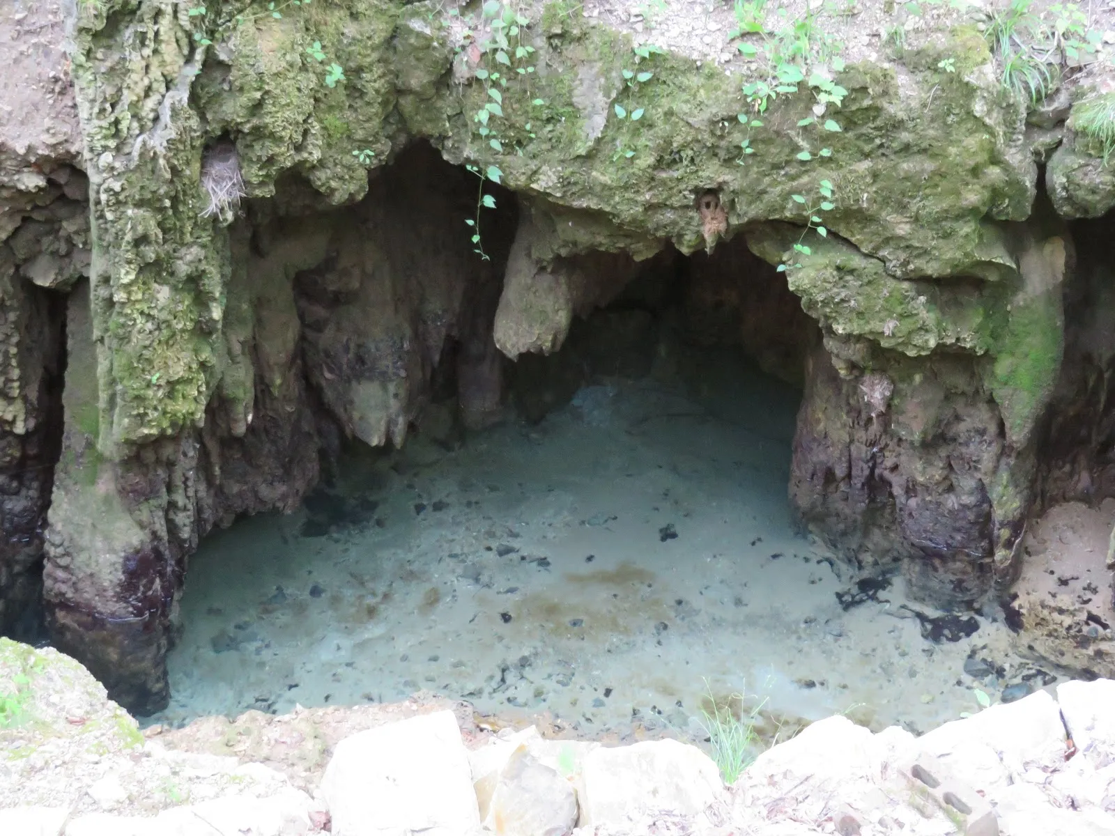 Урахская Капельная Пещера