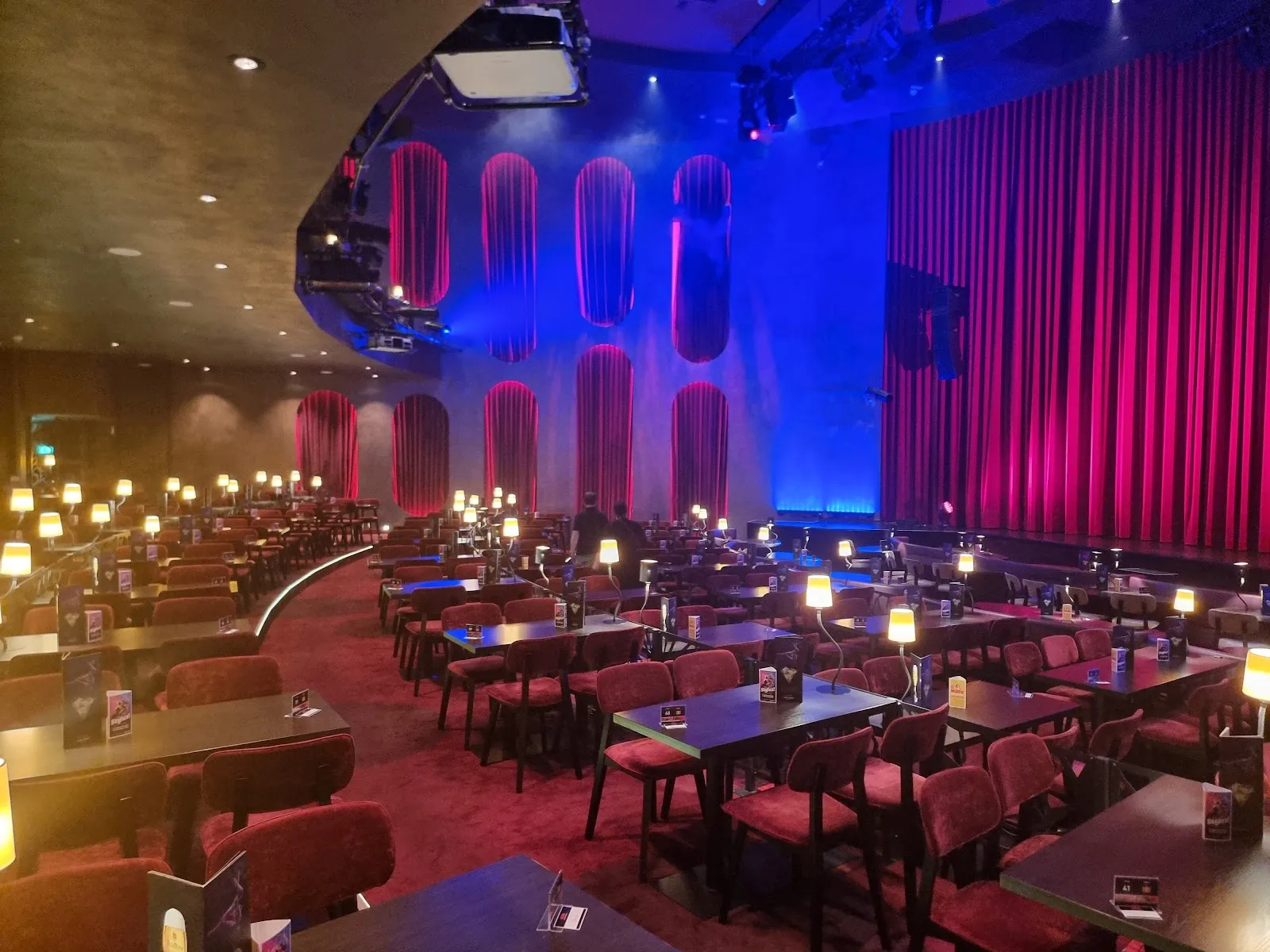 Фасад GOP Varieté-Theater Bremen с афишей