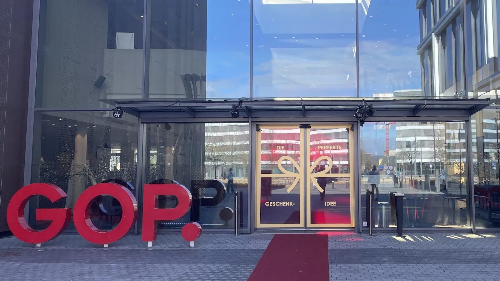 Фасад GOP Varieté-Theater Bremen с афишей