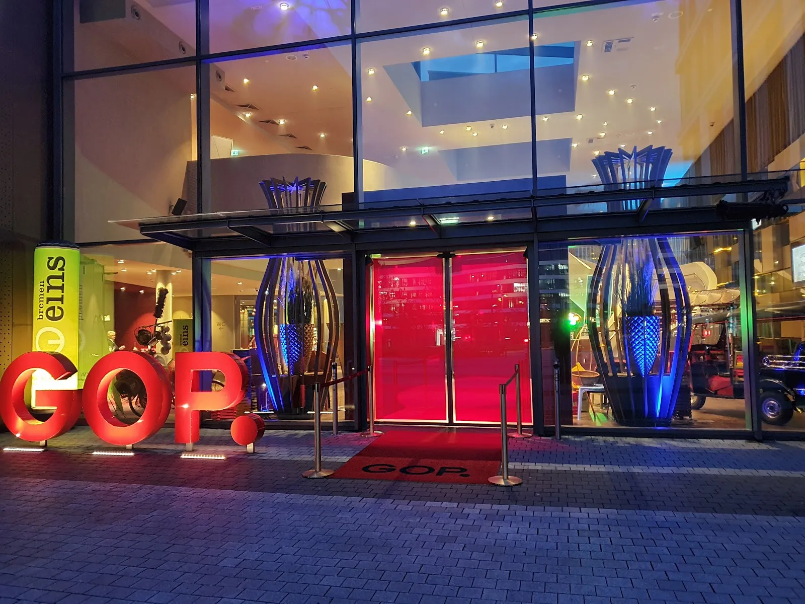 Фасад GOP Varieté-Theater Bremen с афишей