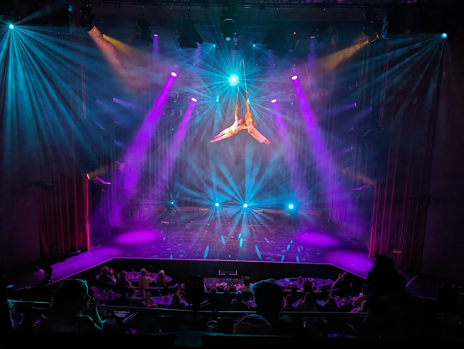 Фасад GOP Varieté-Theater Bremen с афишей