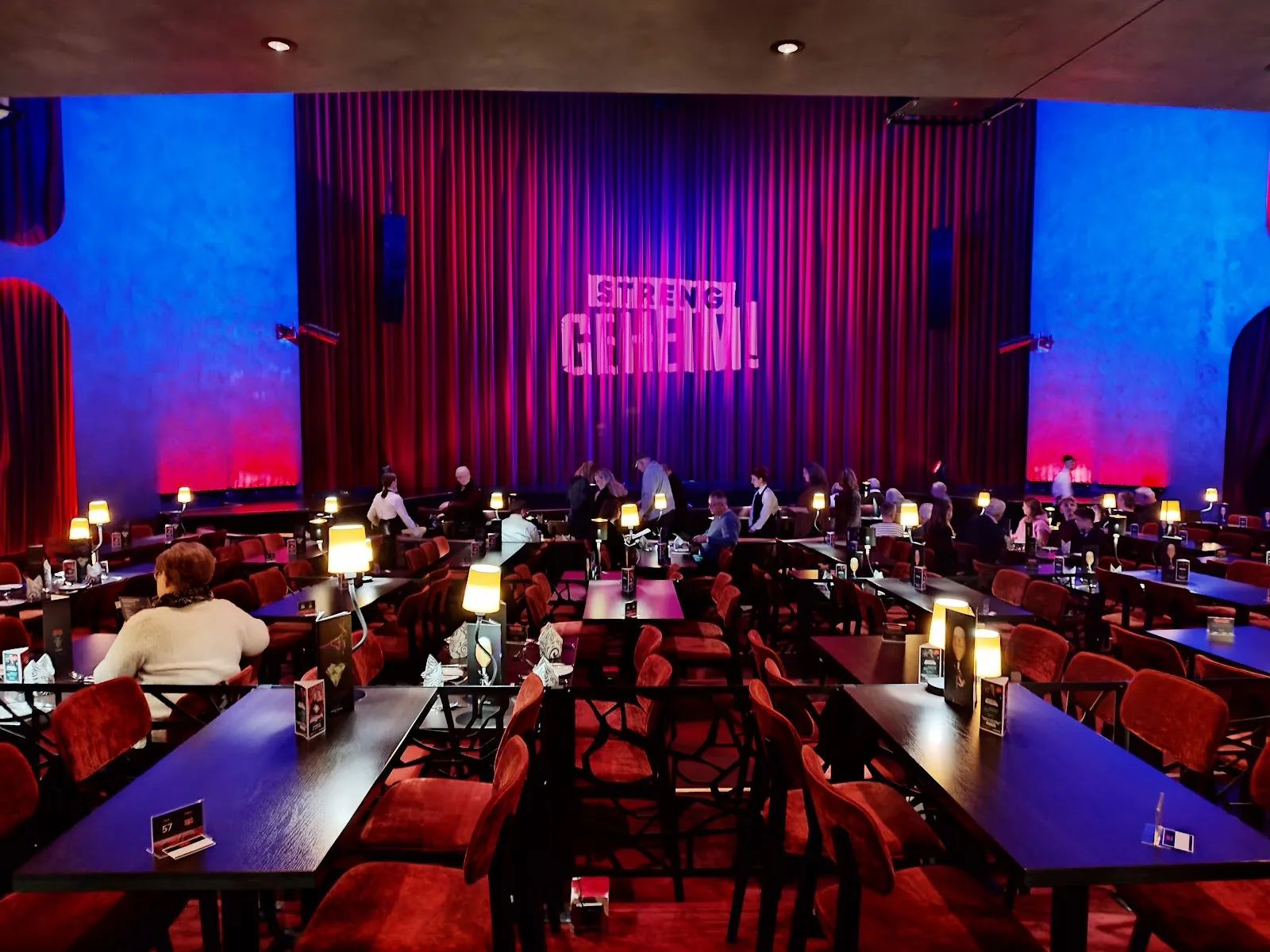 Фасад GOP Varieté-Theater Bremen с афишей