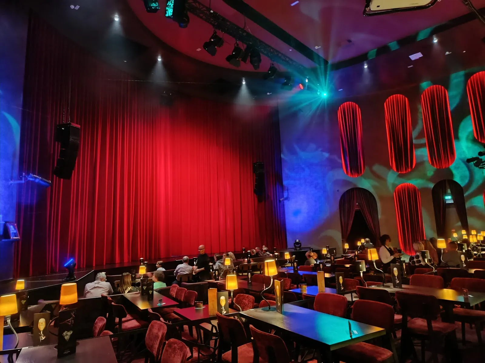 Фасад GOP Varieté-Theater Bremen с афишей