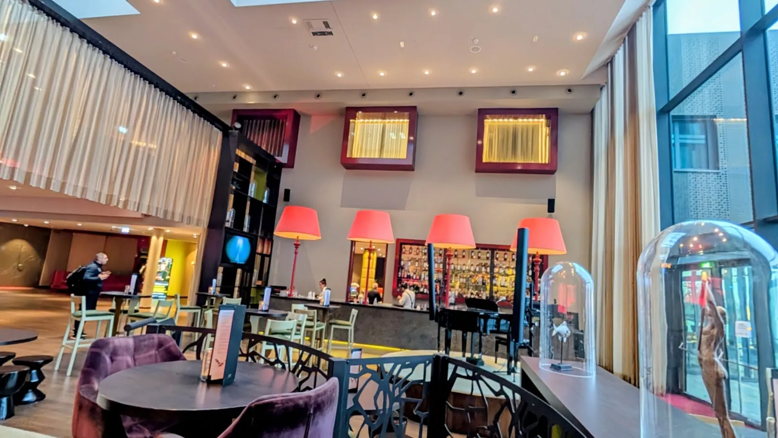 Фасад GOP Varieté-Theater Bremen с афишей