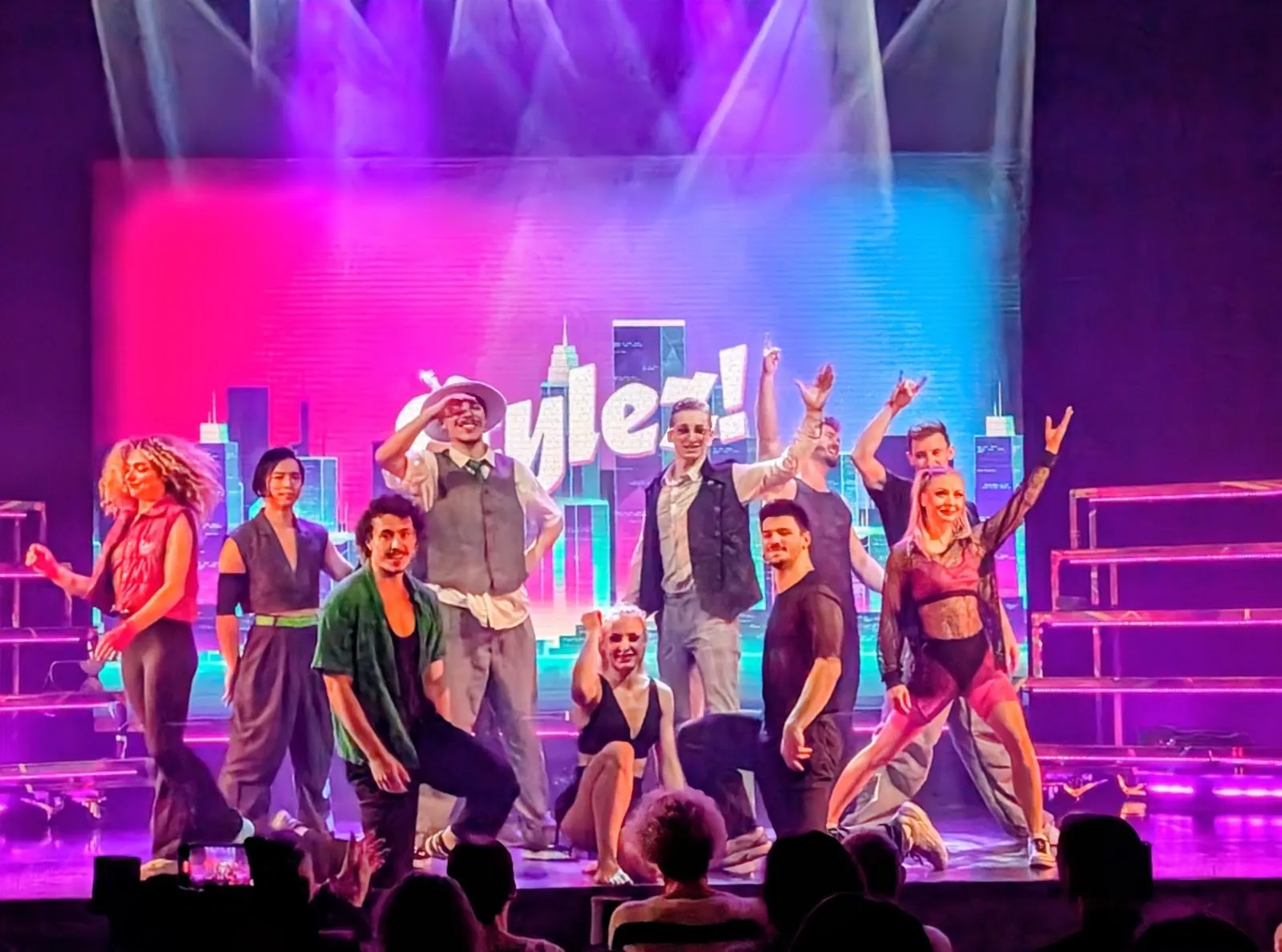 Фасад GOP Varieté-Theater Bremen с афишей