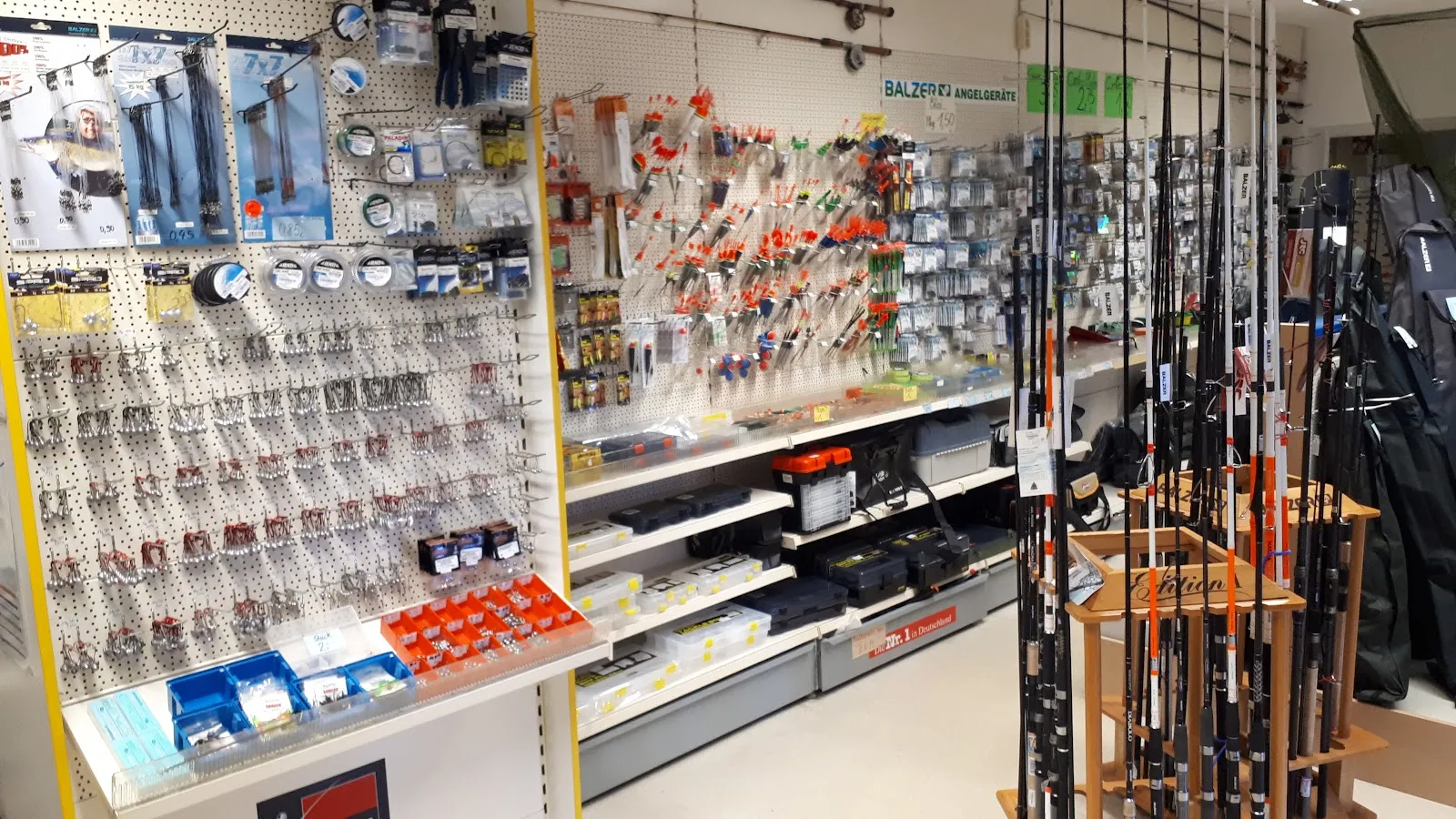 Витрина магазина Wedekind Angel в Бранденбурге-на-Хафеле.