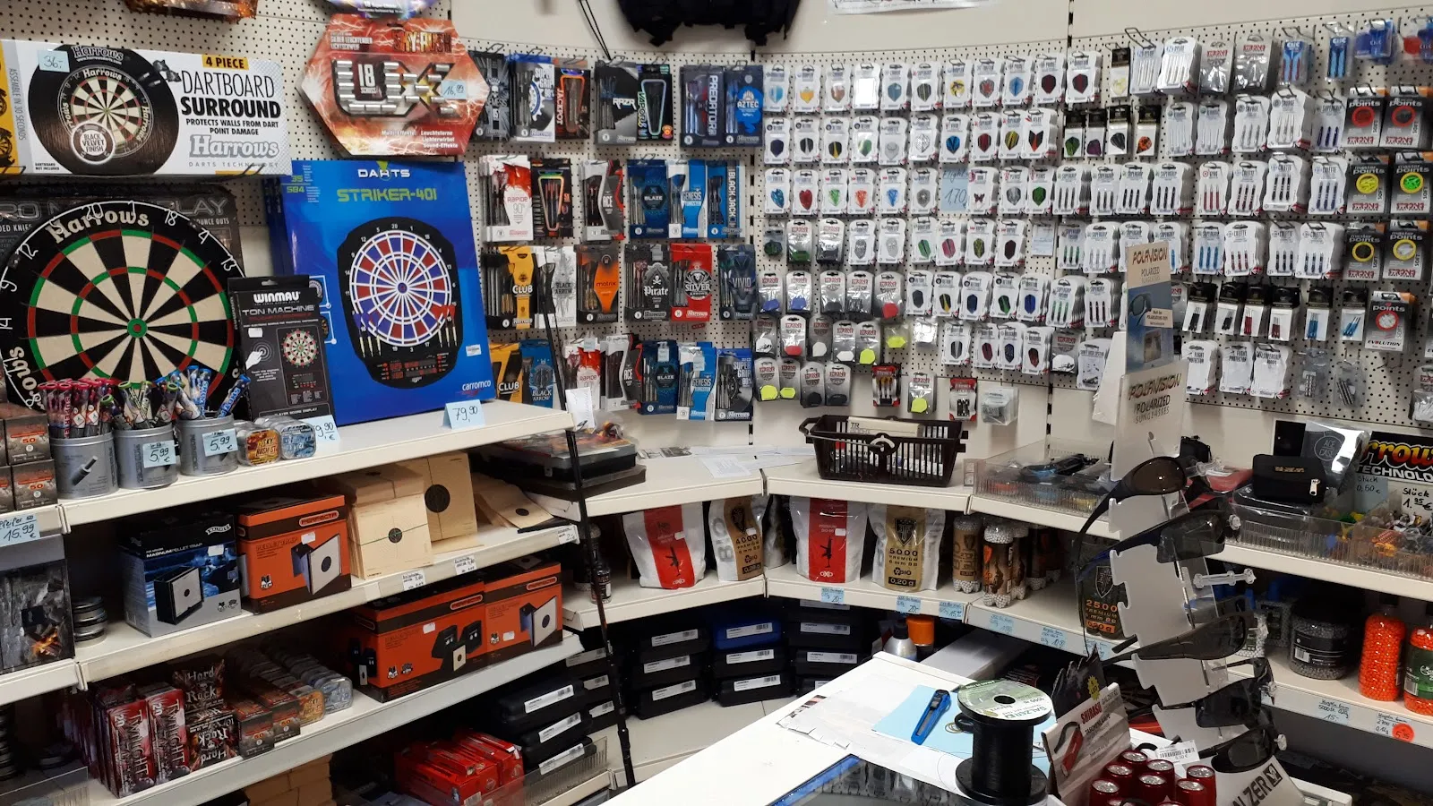 Витрина магазина Wedekind Angel в Бранденбурге-на-Хафеле.