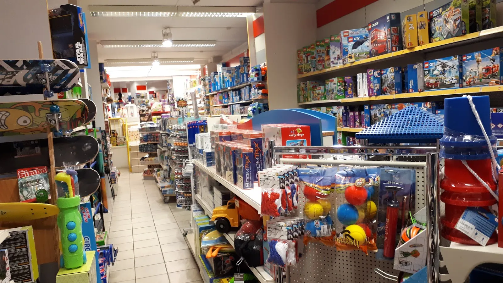 Витрина магазина Wedekind Angel в Бранденбурге-на-Хафеле.