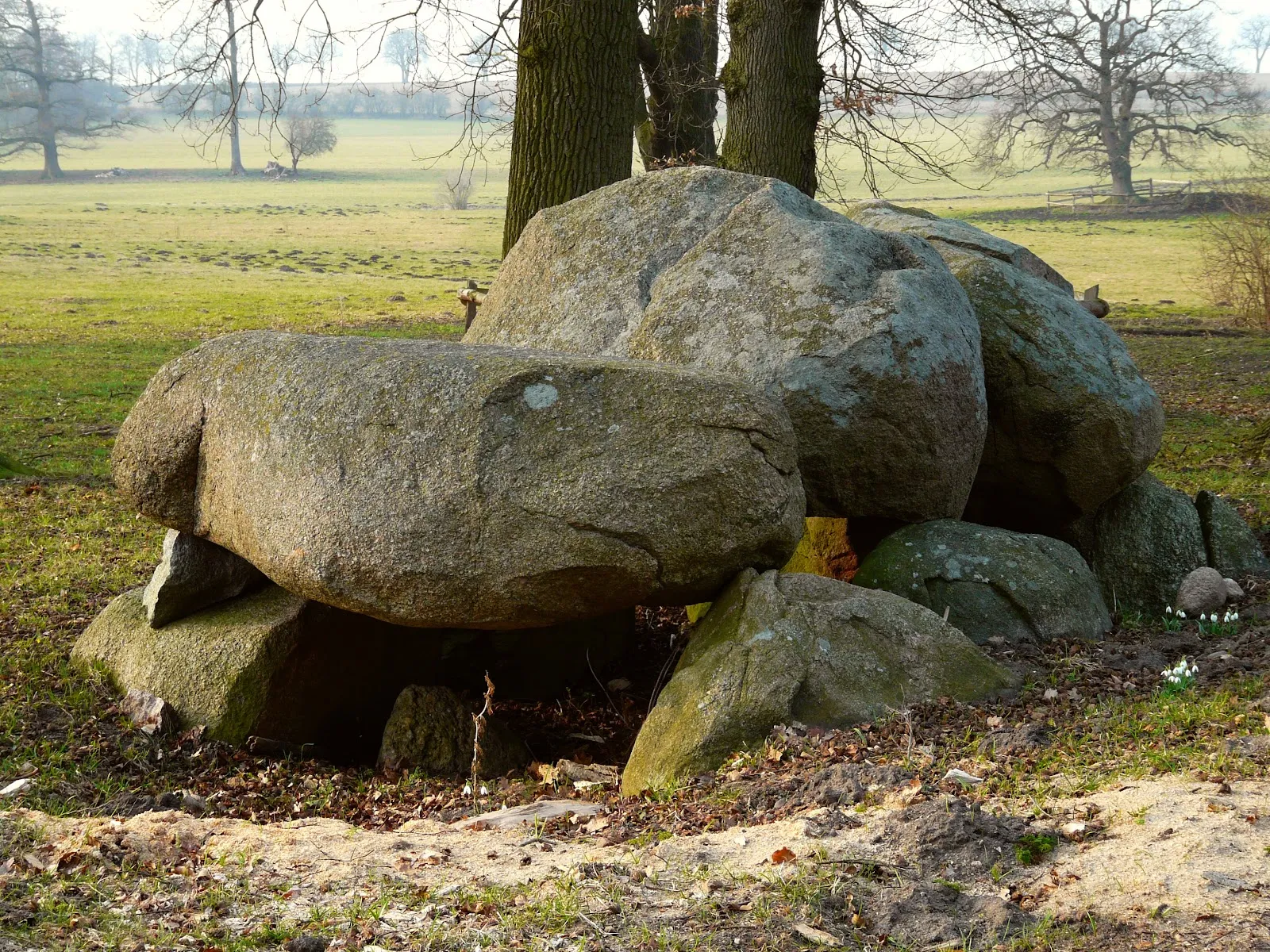 Великие каменные гробницы у Базедова
