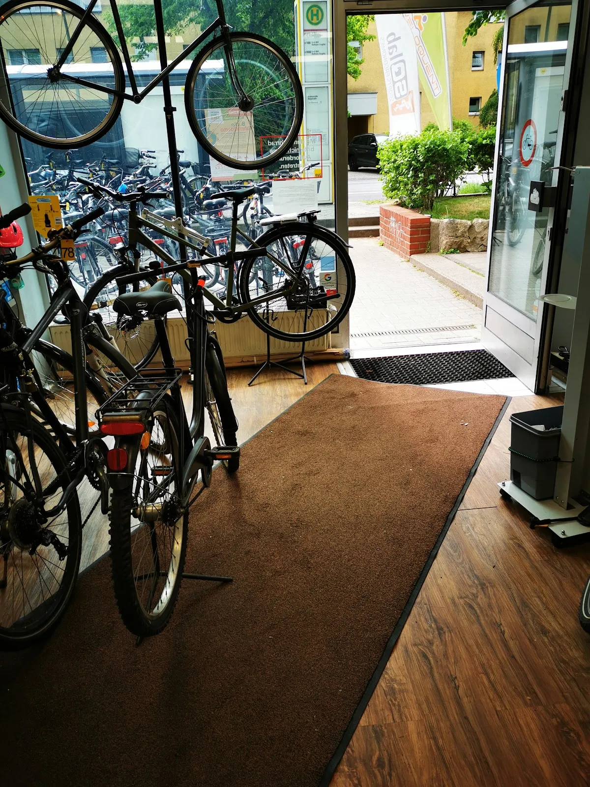 Витрина веломагазина Veloquent в Берлине