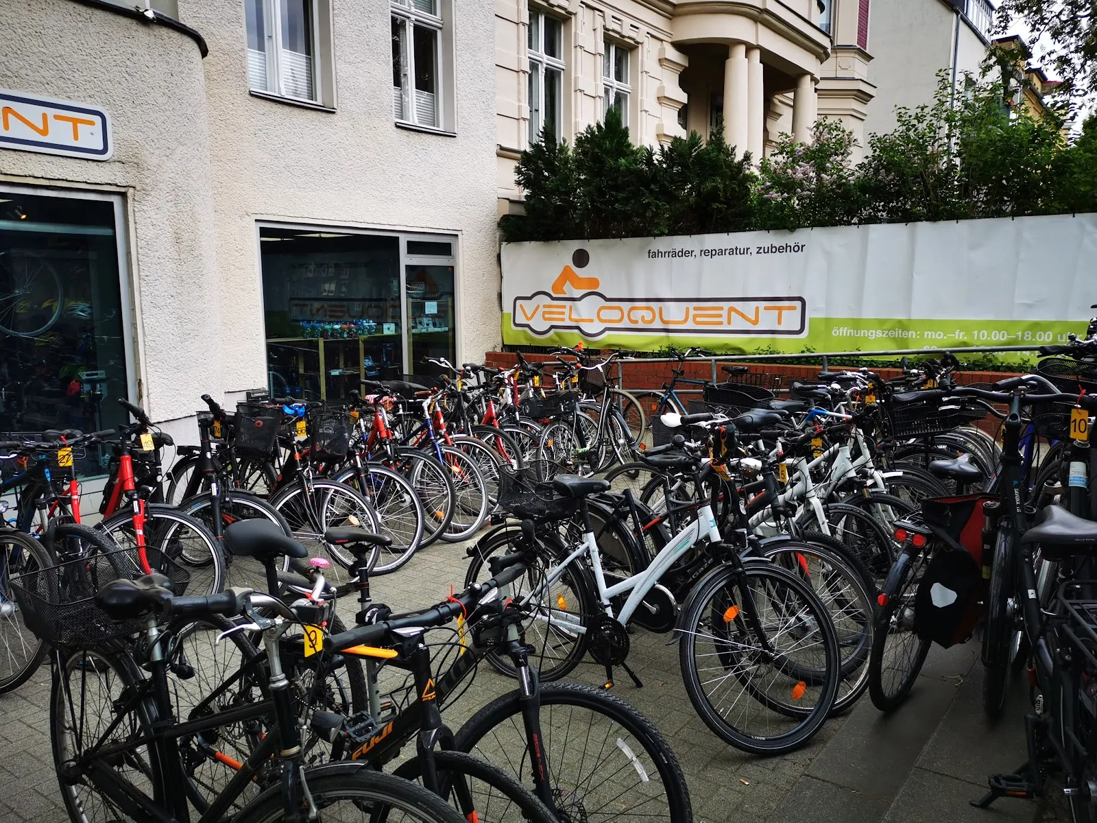 Витрина веломагазина Veloquent в Берлине