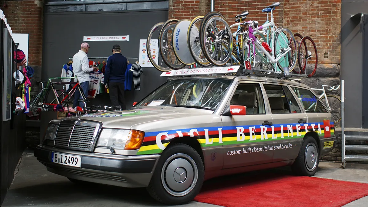 Витрина магазина Cicli Berlinetta с велосипедами