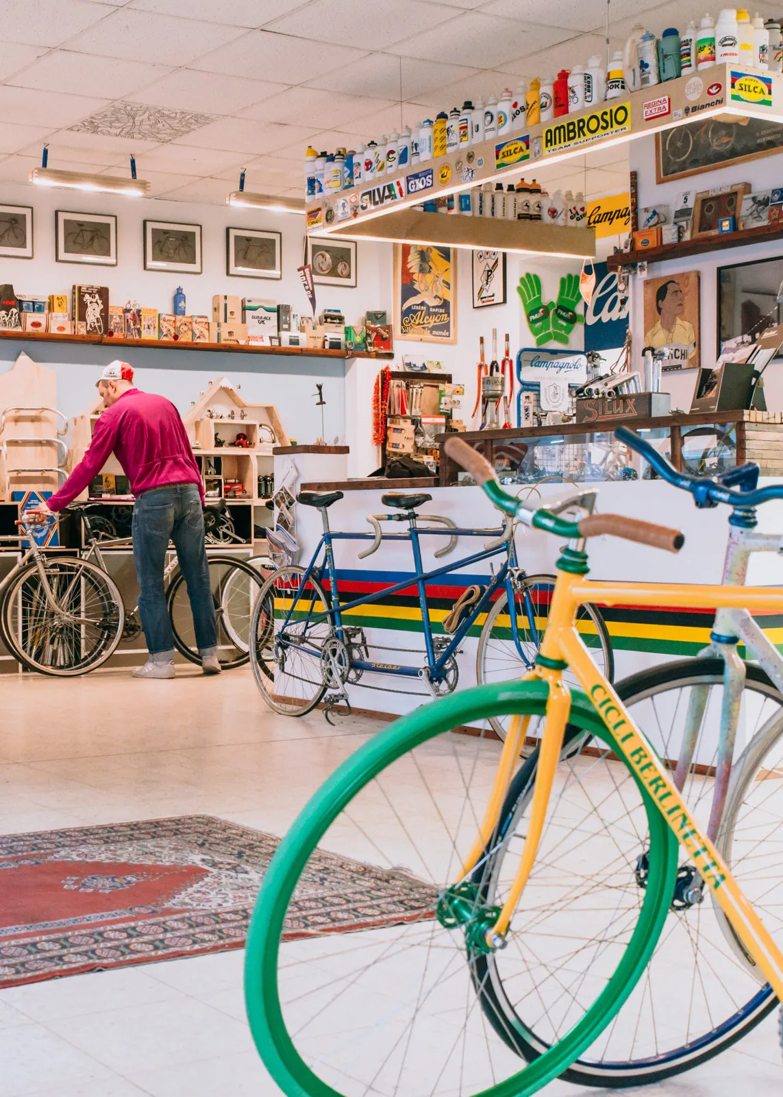 Витрина магазина Cicli Berlinetta с велосипедами