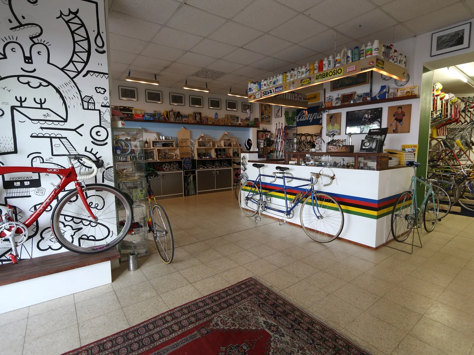 Витрина магазина Cicli Berlinetta с велосипедами