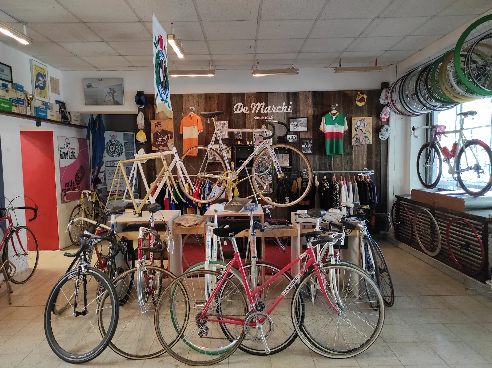 Витрина магазина Cicli Berlinetta с велосипедами