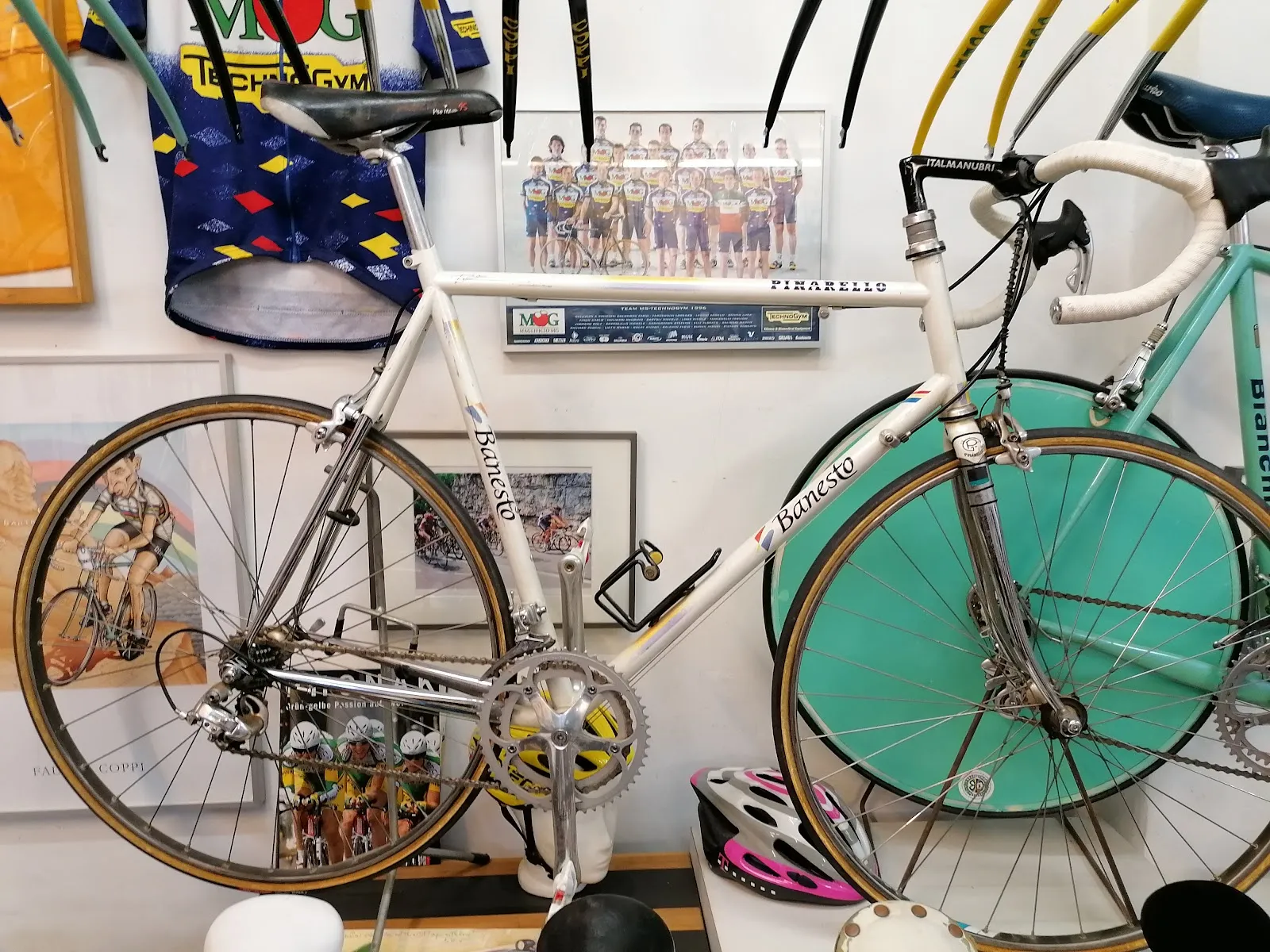 Витрина магазина Cicli Berlinetta с велосипедами