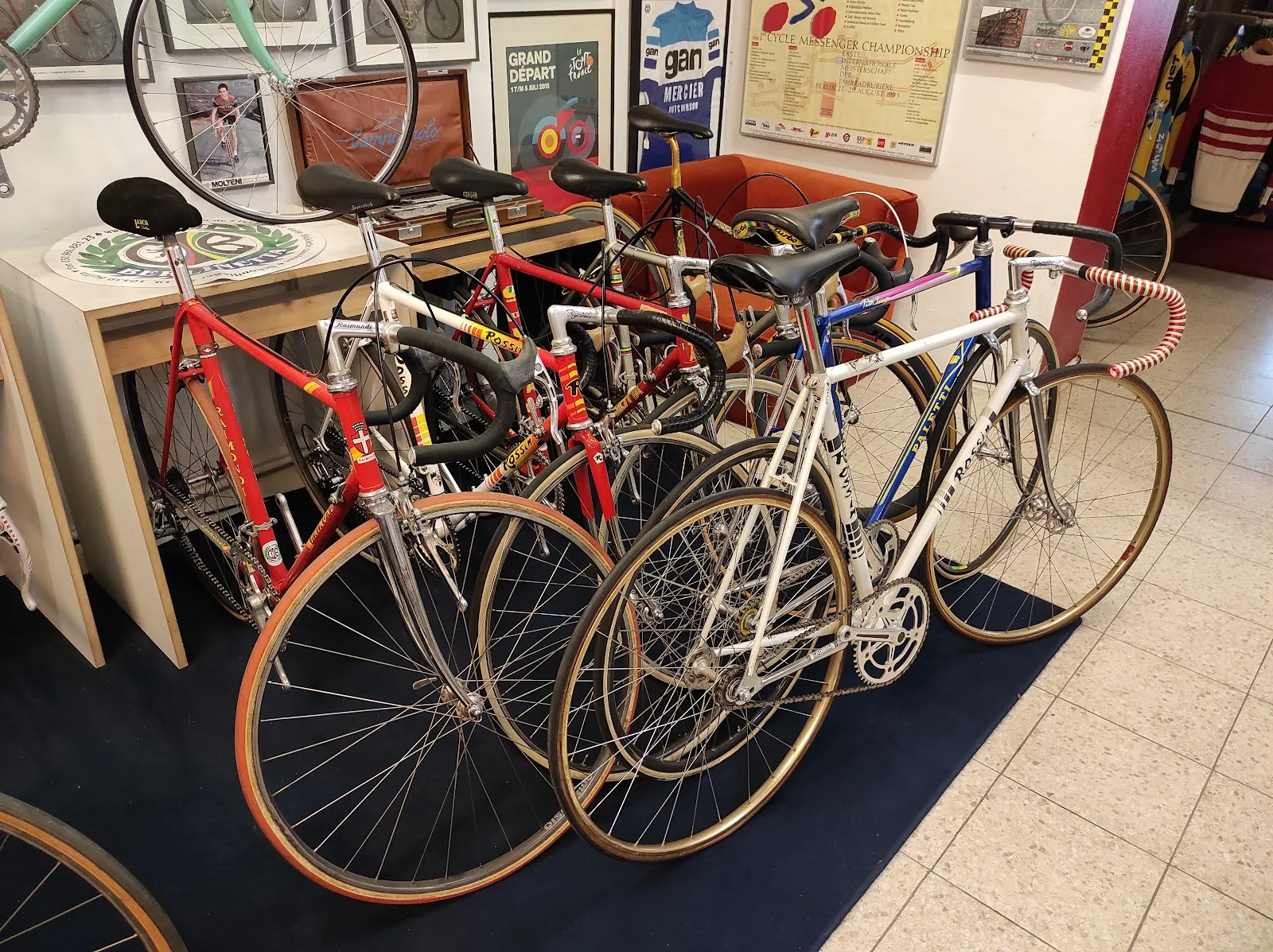 Витрина магазина Cicli Berlinetta с велосипедами