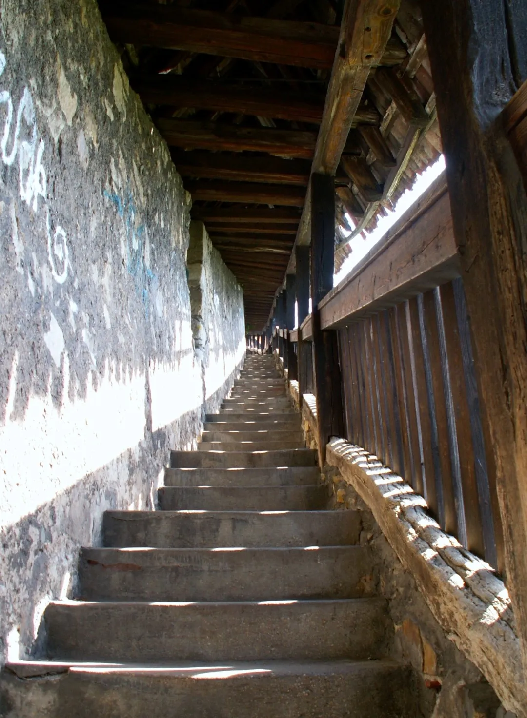 Вход в крепостную стену в Эсслингене, старинная каменная арка