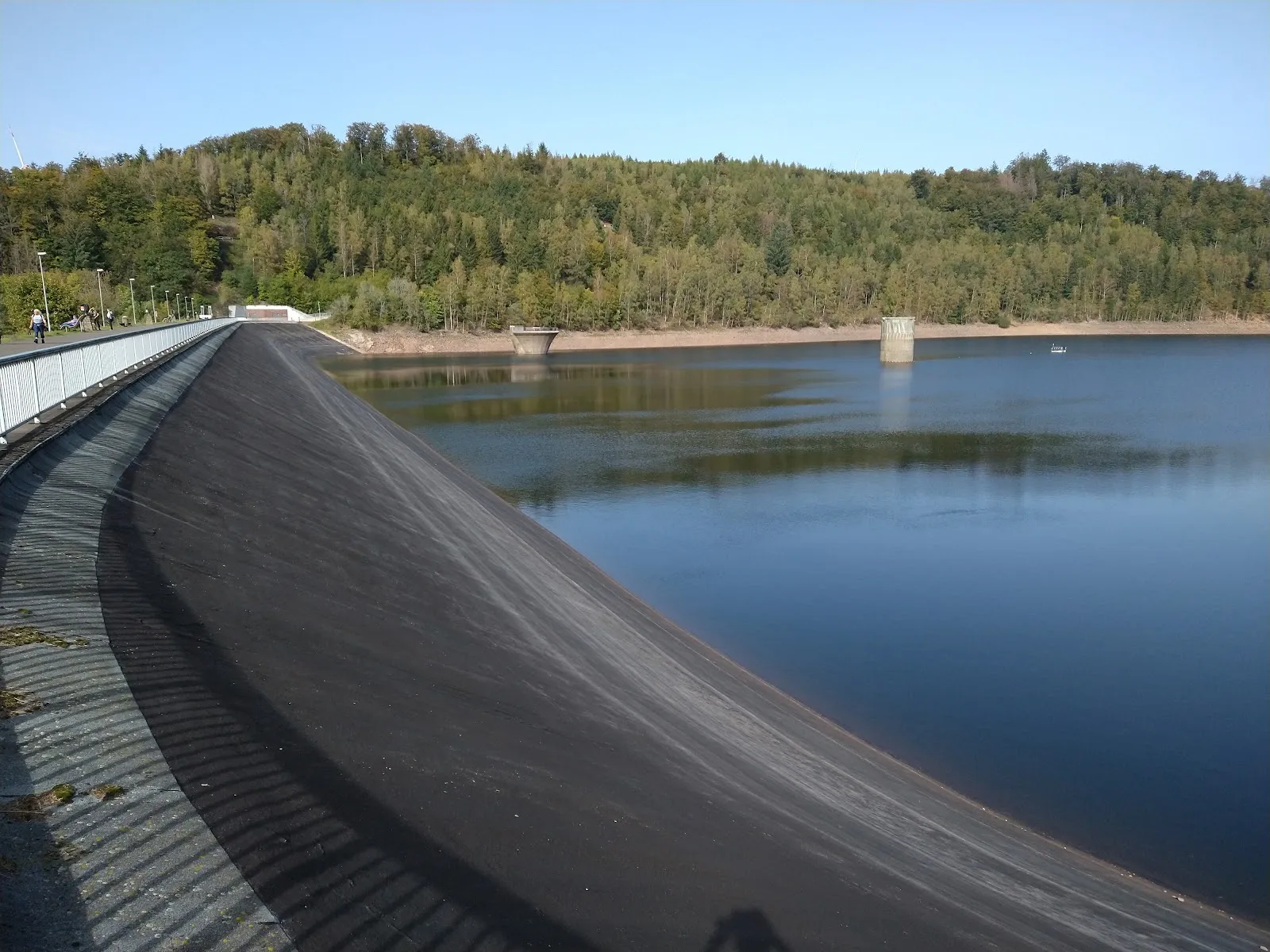 Вид на водохранилище Ноннвайлер с плотиной и окружающей зеленью
