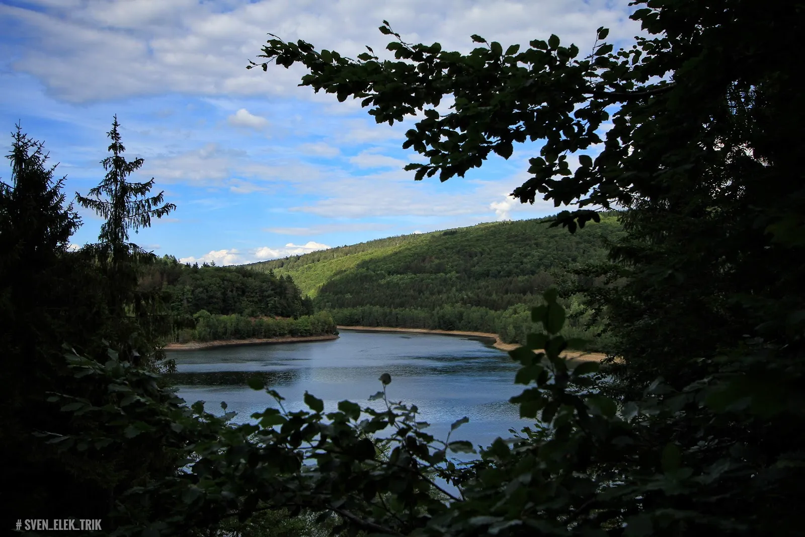 Вид на водохранилище Ноннвайлер с плотиной и окружающей зеленью