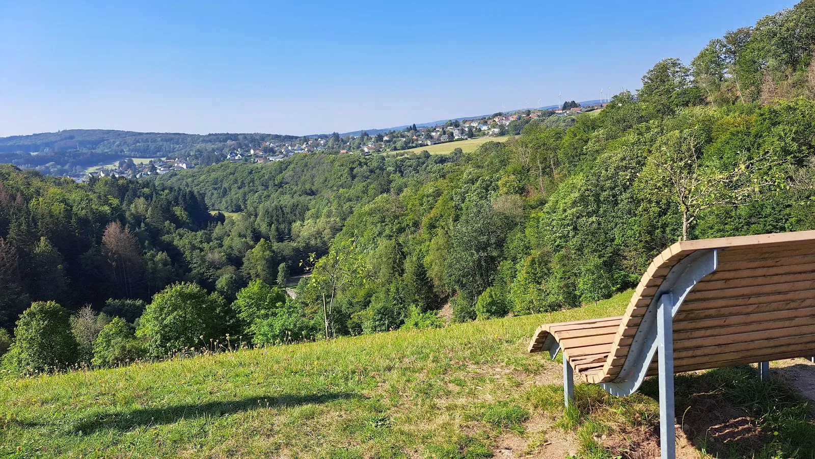 Вид на водохранилище Ноннвайлер с плотиной и окружающей зеленью