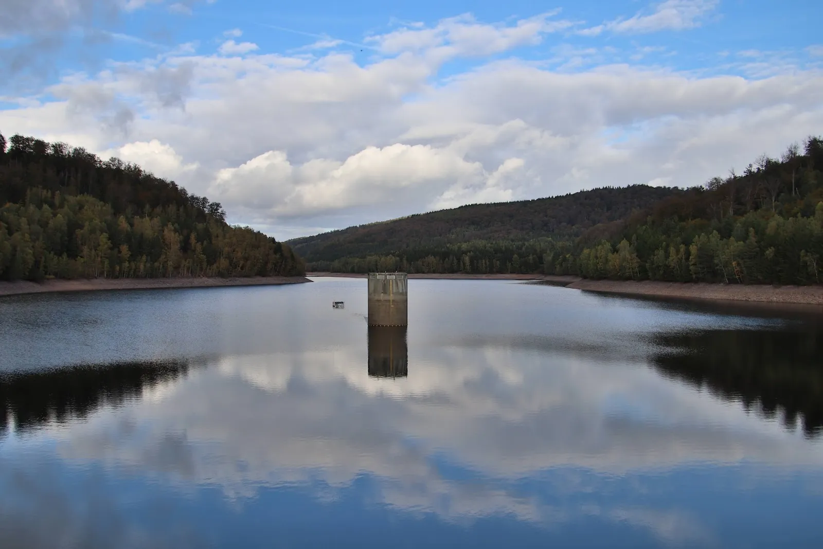 Вид на водохранилище Ноннвайлер с плотиной и окружающей зеленью