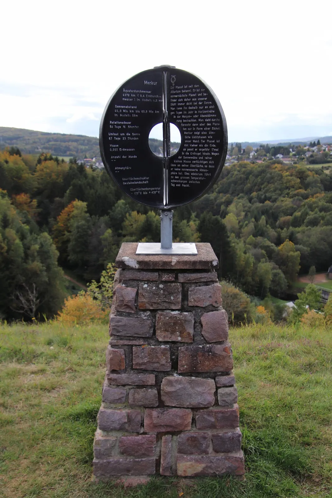 Вид на водохранилище Ноннвайлер с плотиной и окружающей зеленью