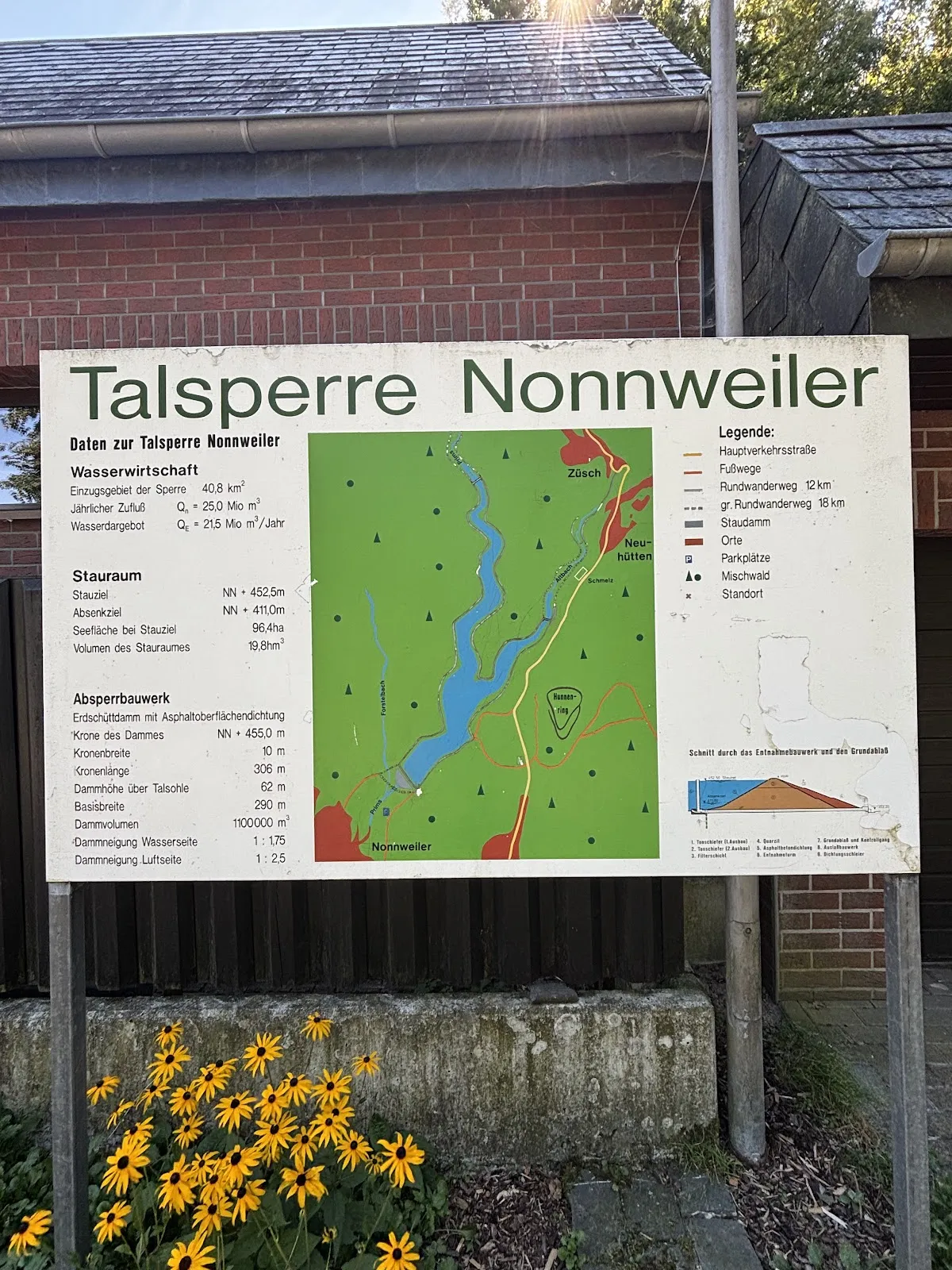 Вид на водохранилище Ноннвайлер с плотиной и окружающей зеленью