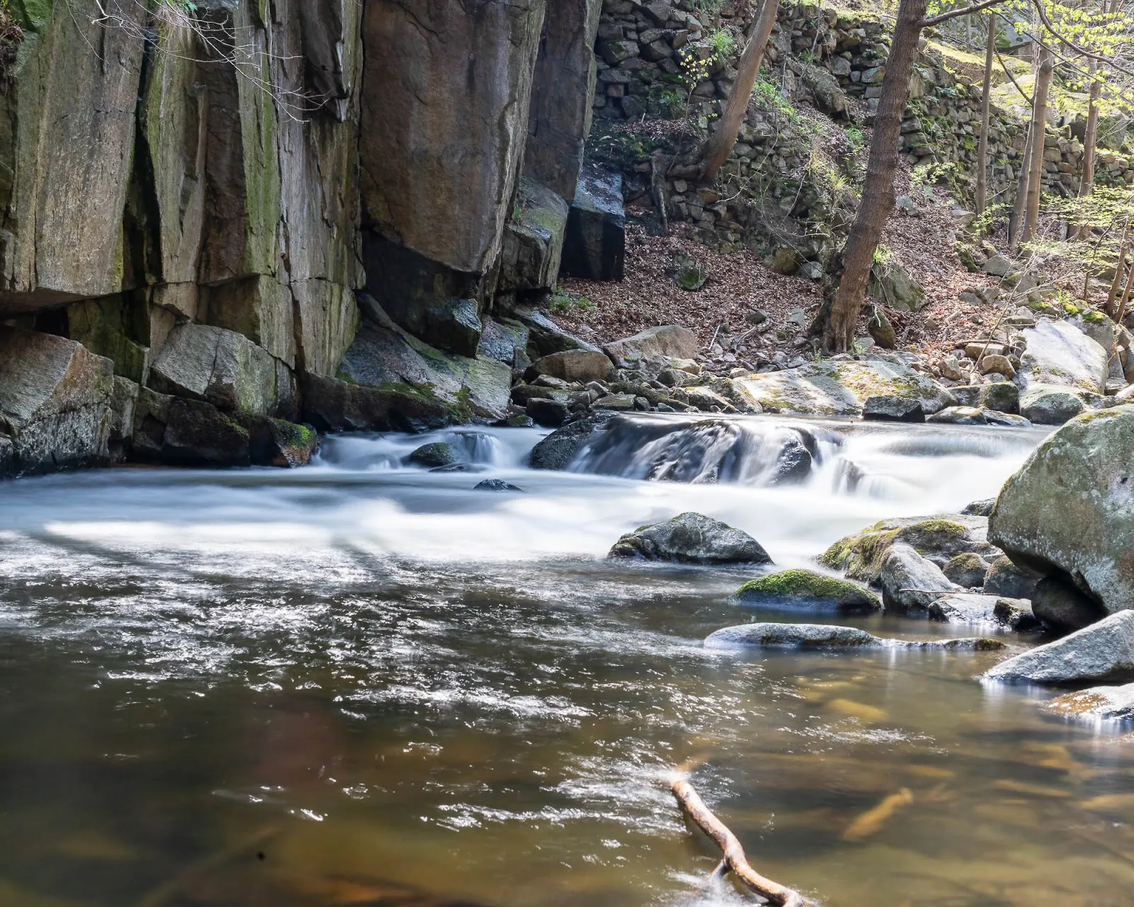 Водопад Бодекессель в окружении зеленых деревьев