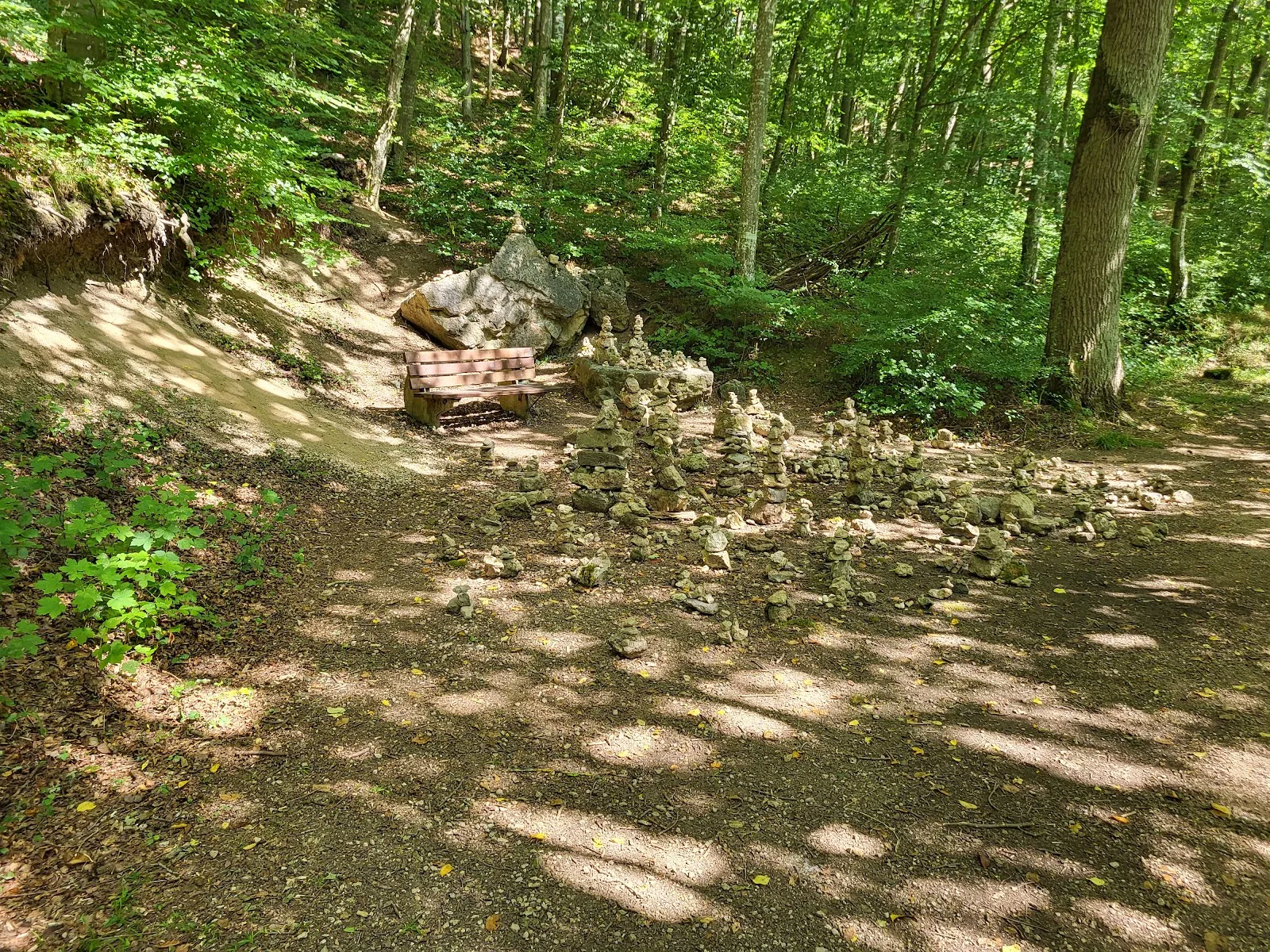 Вид на водопад Драймюлен с падающей водой и окружающим лесом