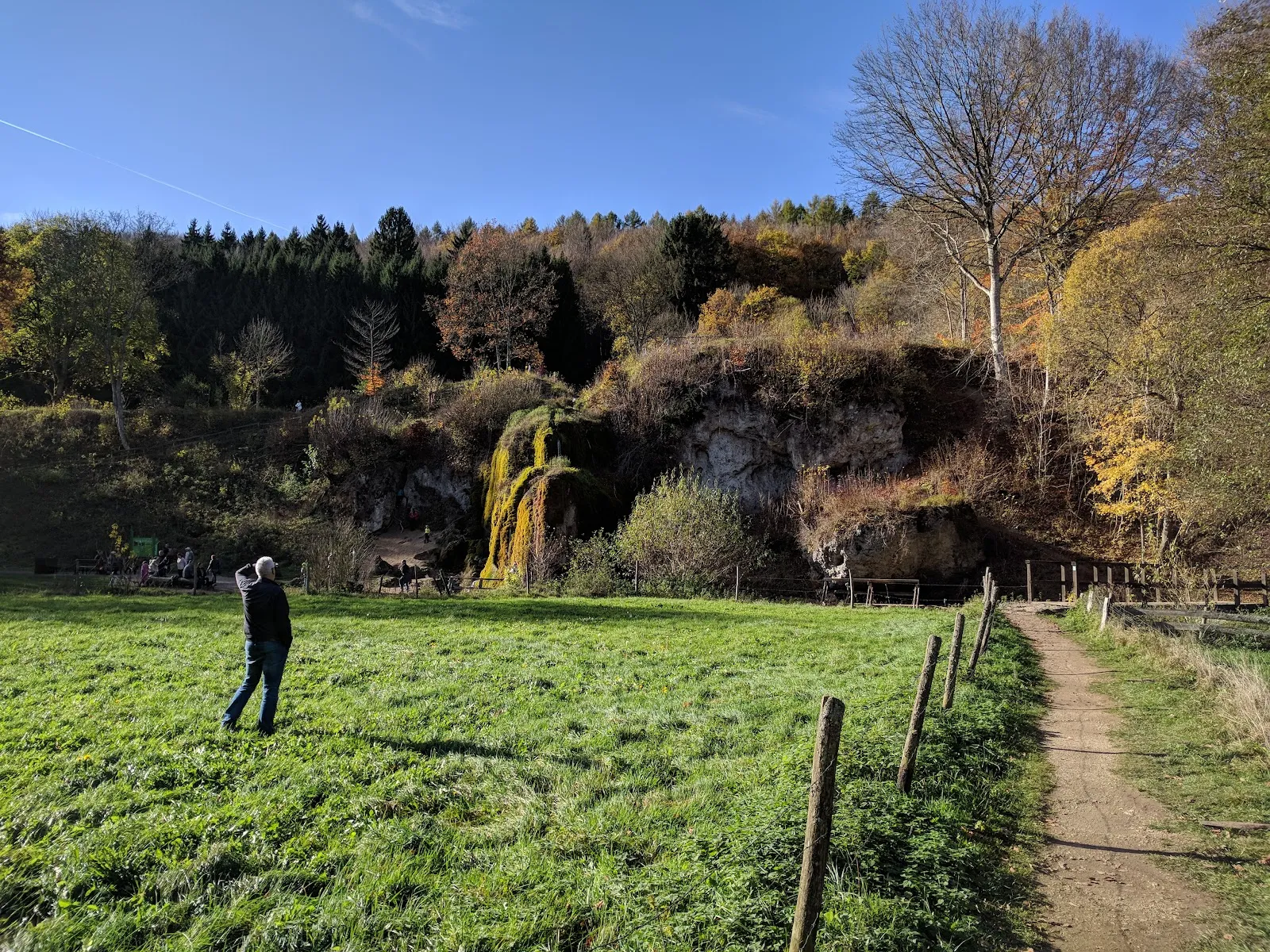 Вид на водопад Драймюлен с падающей водой и окружающим лесом