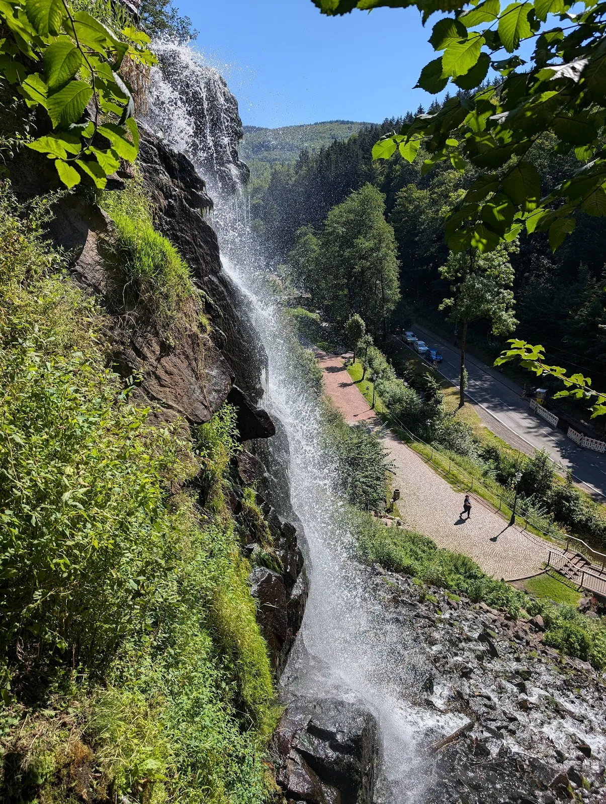 Вид на водопад Гютерштайнер в окружении зелени