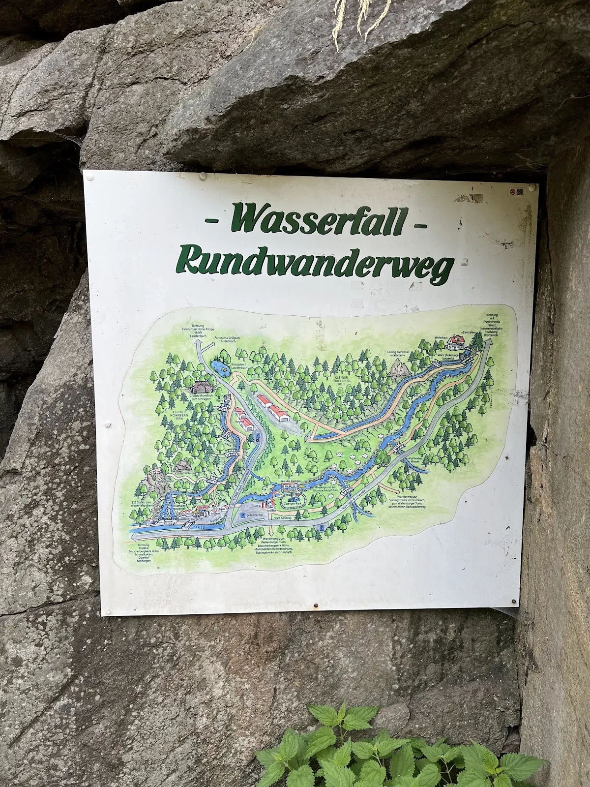 Вид на водопад Гютерштайнер в окружении зелени