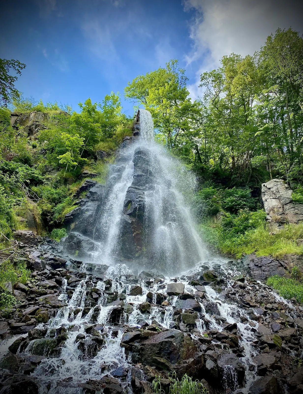 Вид на водопад Гютерштайнер в окружении зелени