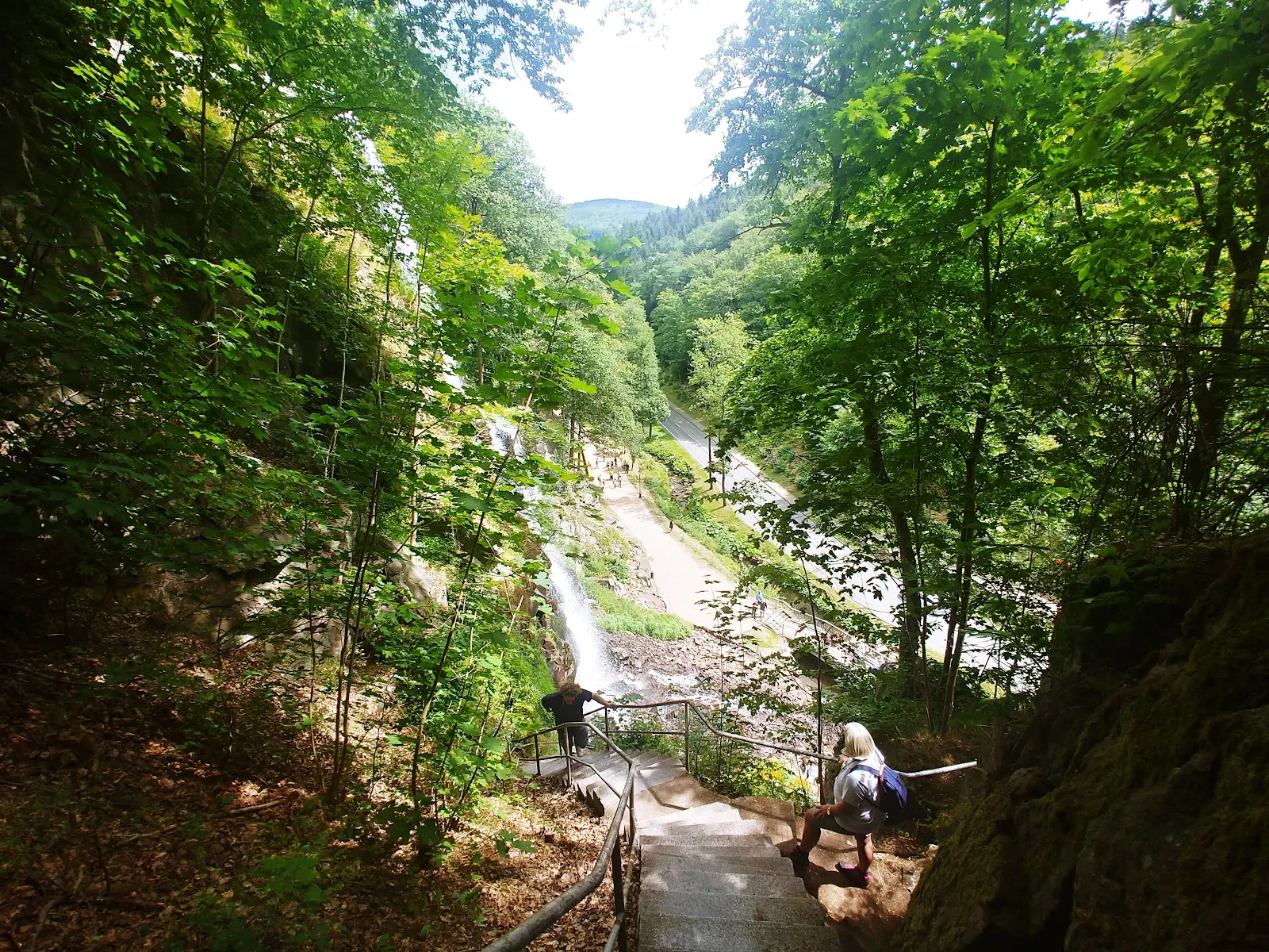 Вид на водопад Гютерштайнер в окружении зелени