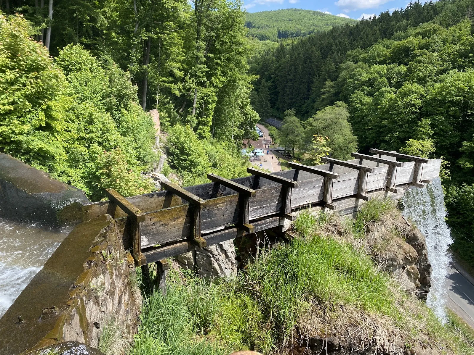 Вид на водопад Гютерштайнер в окружении зелени