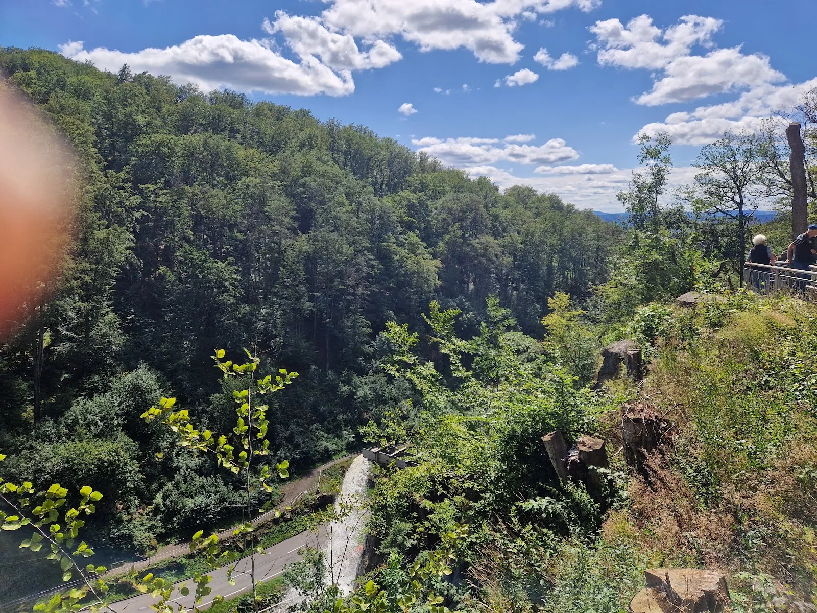 Вид на водопад Гютерштайнер в окружении зелени