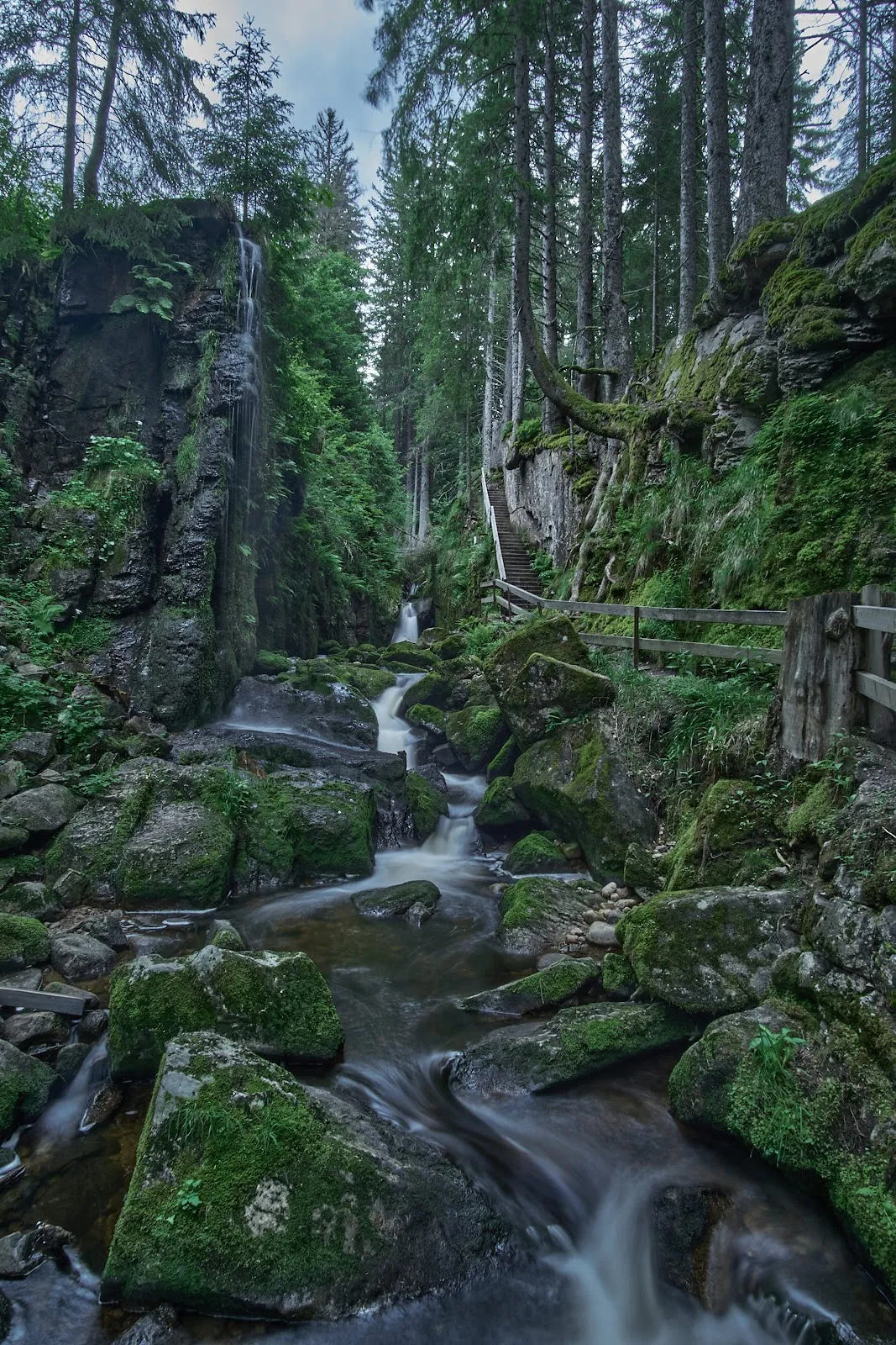 Водопад Менценшвандер в лесу