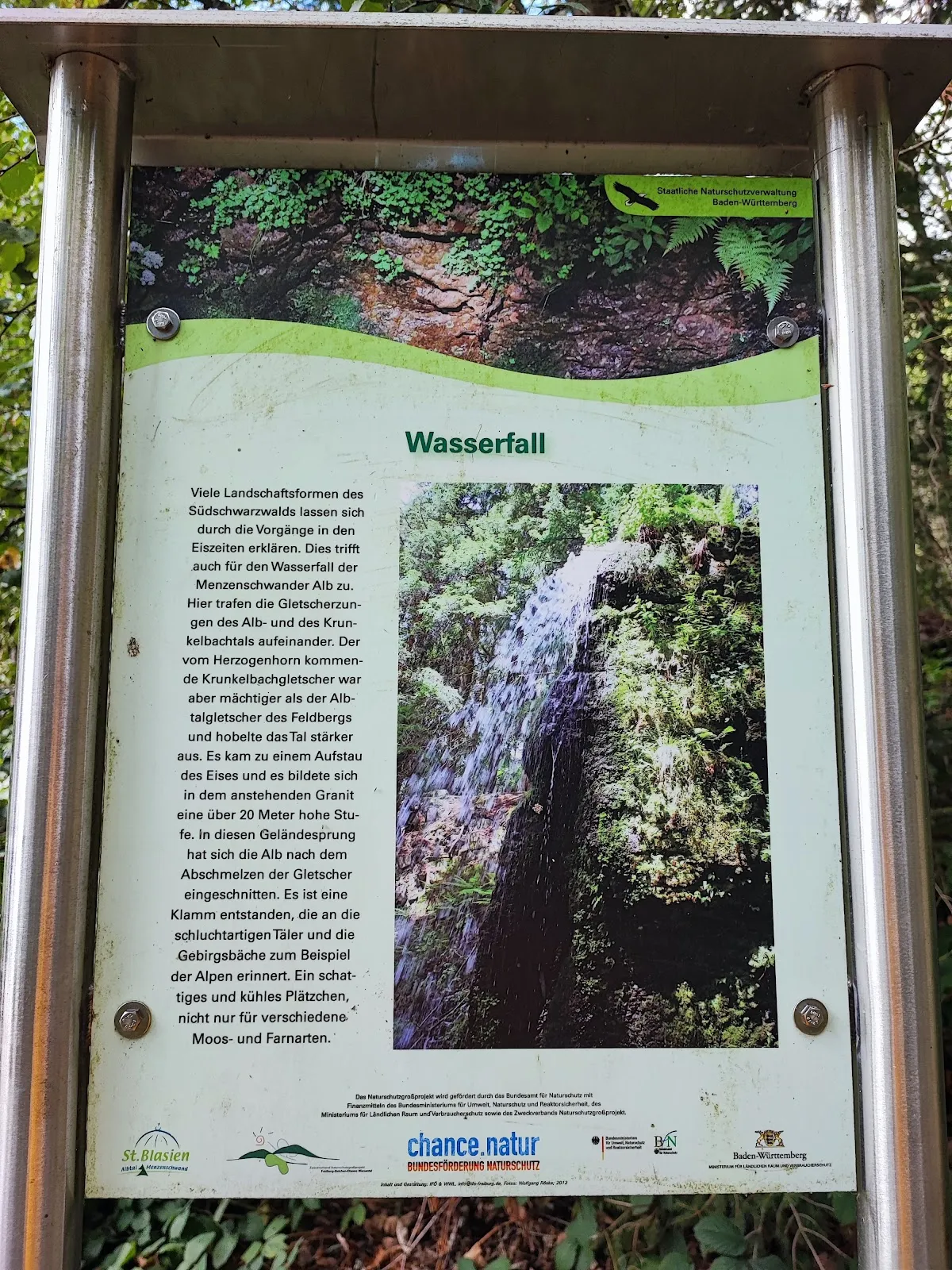 Водопад Менценшвандер в лесу