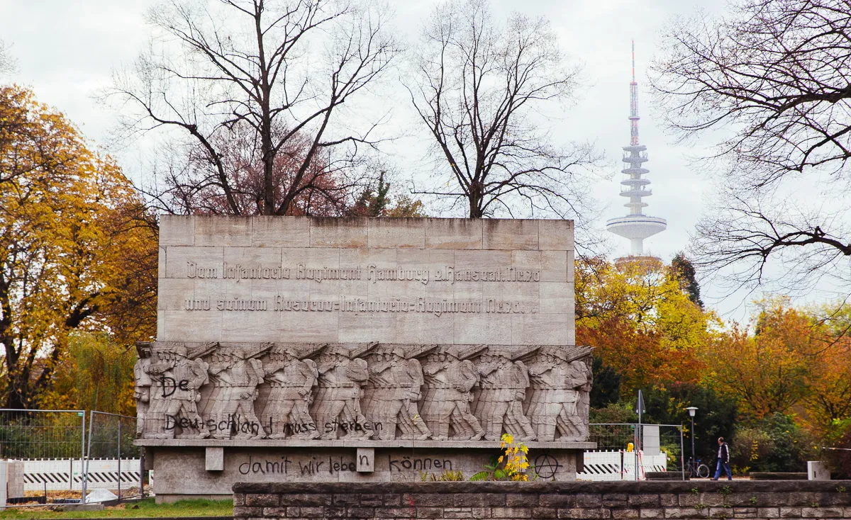 Военный мемориал на Дамтордамм в Гамбурге, Германия.