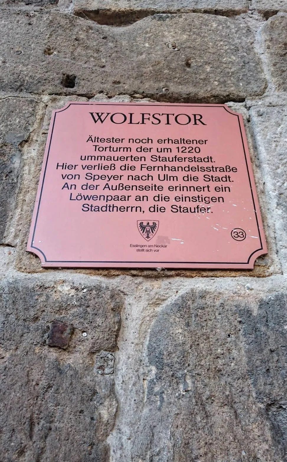 Старинные каменные городские ворота Вольфстор в Эсслингене