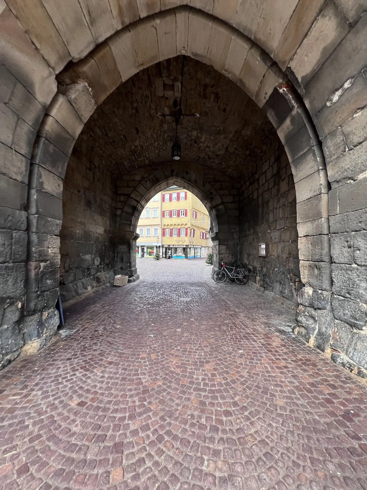 Старинные каменные городские ворота Вольфстор в Эсслингене