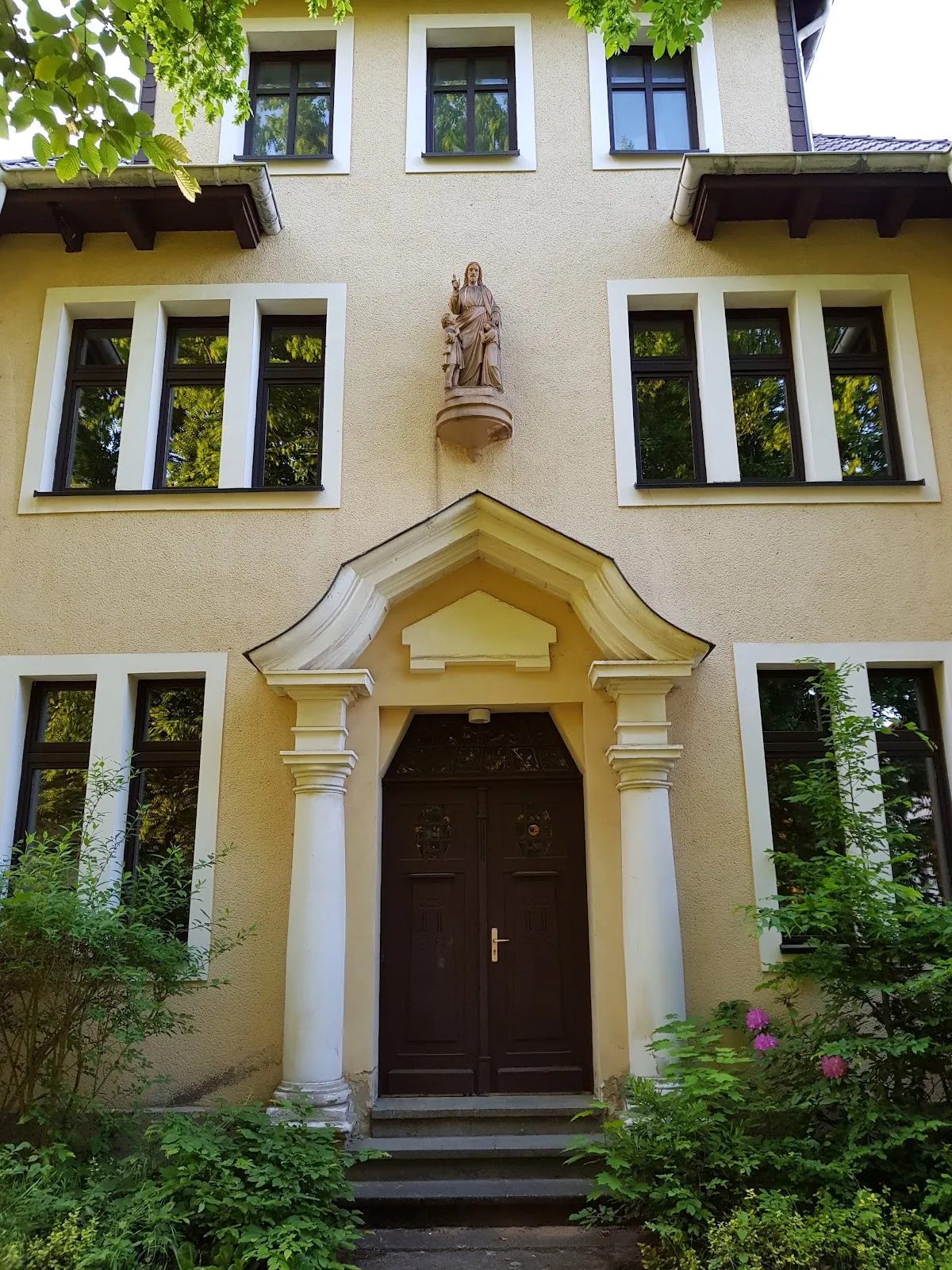 Историческое здание на Замковой улице 8